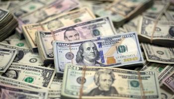 الدولار يهبط مع ترقب المستثمرين لكلمة رئيس الاحتياطي الاتحادي