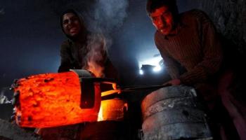 عمال يصبون النحاس المذاب - رويترز