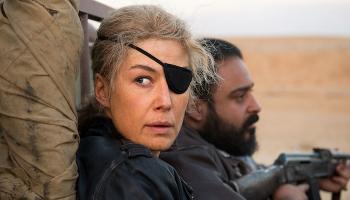 روزاموند بايك في دور المراسلة الحربية ماري كولفين