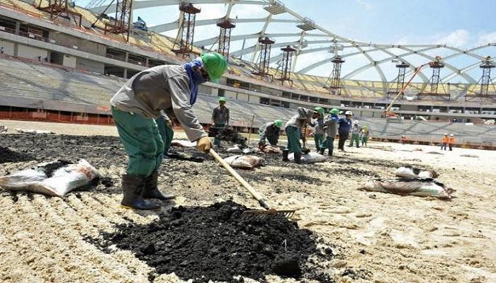 العمال في منشآت كأس العالم بقطر - أرشيفية