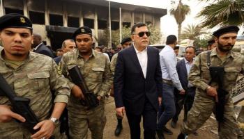 رئيس المجلس الرئاسي فايز السراج وسط عناصر المليشيات