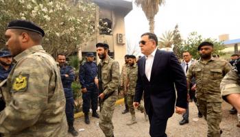 رئيس المجلس الرئاسي فايز السراج وسط عناصر المليشيات