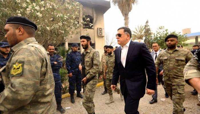 رئيس المجلس الرئاسي فايز السراج وسط عناصر المليشيات