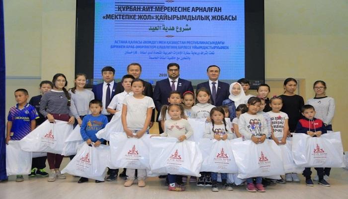 توزيع الزي المدرسي على الطلاب في كازاخستان