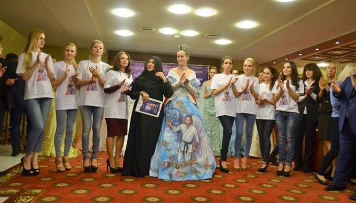 "منى المنصوري" في عرض أزياء سابق بموسكو