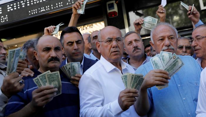 مستثمرون أتراك أمام شركات الصرافة