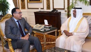 السفير الإماراتي في مصر ورئيس الوزراء المصري خلال اللقاء