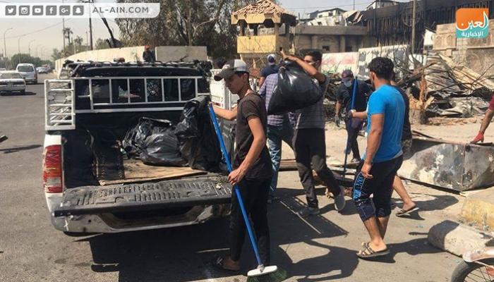 متظاهرون في البصرة يطلقون حملة لتنظيف شوارع المدينة بعد ليلة دامية
