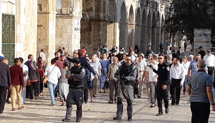 عشرات المستوطنين يقتحمون باحات المسجد الأقصى