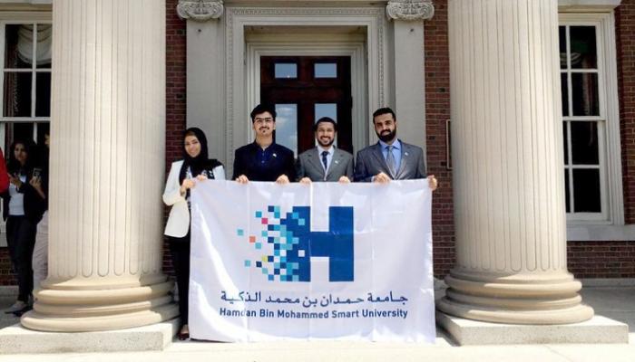 طلاب من جامعة حمدان بن محمد الذكية يشاركون في مؤتمر