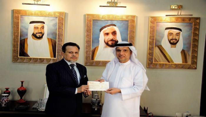محمد حاجي الخوري يستلم شيك التبرع من سيفي تي روباوالا