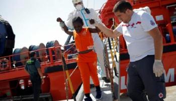 نشطاء يساعدون طفلة نجت من مركب هجرة غير شرعية