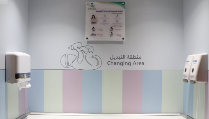 مطارات الرياض تجهّز منطقة للرضاعة الطبيعية في مطار الملك خالد