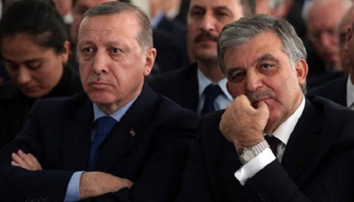 عبد الله غل بجوار أردوغان