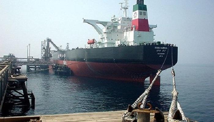 إيران تخزن النفط في ناقلات عملاقة بالبحر