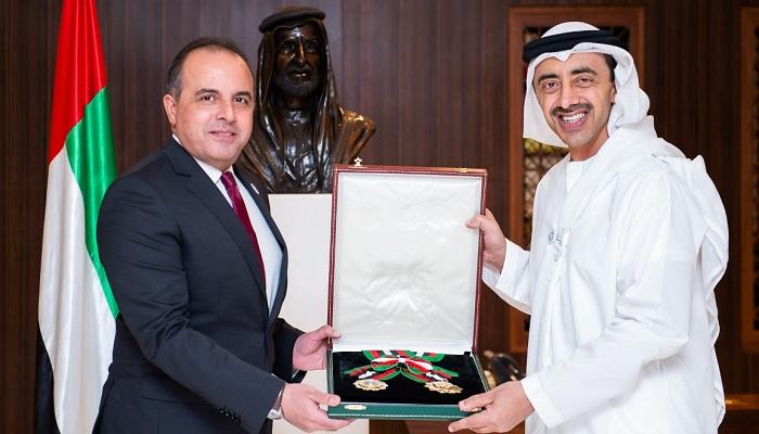 الشيخ عبدالله بن زايد يقلد السفير المصري وسام الاستقلال