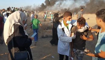 أحد المصابين يتلقى العلاج 