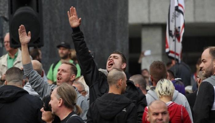 متظاهرون يؤدون التحية النازية في ألمانيا - أرشيفية 