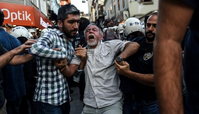 الشرطة التركية تلقي القبض على أحد العمال- أ. ف. ب