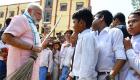 رئيس الوزراء الهندي يلتقط المخلفات في يوم النظافة العالمي