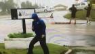 "مواقع التواصل" تسخر من مذيع ميداني يبالغ في تغطية إعصار "فلورنس"