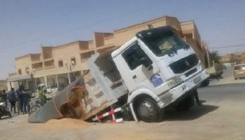 الشاحنة في الحفرة
