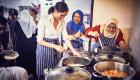 بالصور.. ميجان ماركل تطهو في مركز إسلامي لدعم مشروع خيري