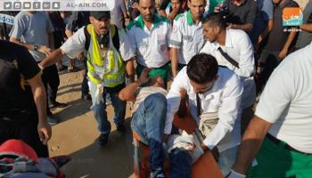 رجال الإسعاف يحملون مصابا فلسطينيا برصاص الاحتلال