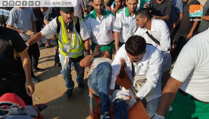 رجال الإسعاف يحملون مصابا فلسطينيا برصاص الاحتلال