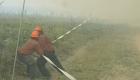 بالفيديو.. إعصار ناري يبتلع خرطوم رجال الإطفاء بكندا