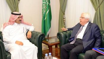 محمد آل جابر السفير السعودي لدى اليمن خلال لقائه المبعوث الأممي