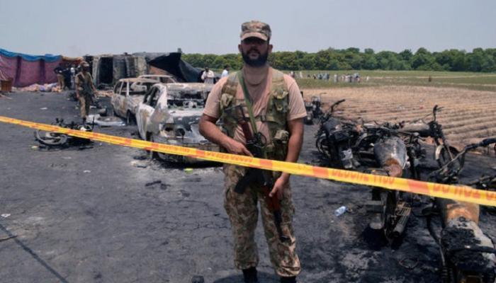 جندي باكستاني في موقع تفجير إرهابي - أرشيفية