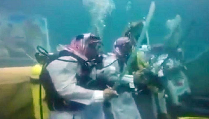 غواصون سعوديون يؤدون "العرضة"
