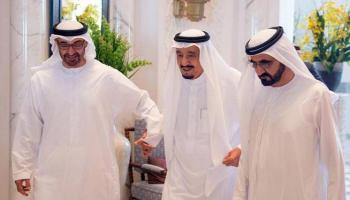 الملك سلمان يتوسط الشيخ محمد بن راشد والشيخ محمد بن زايد