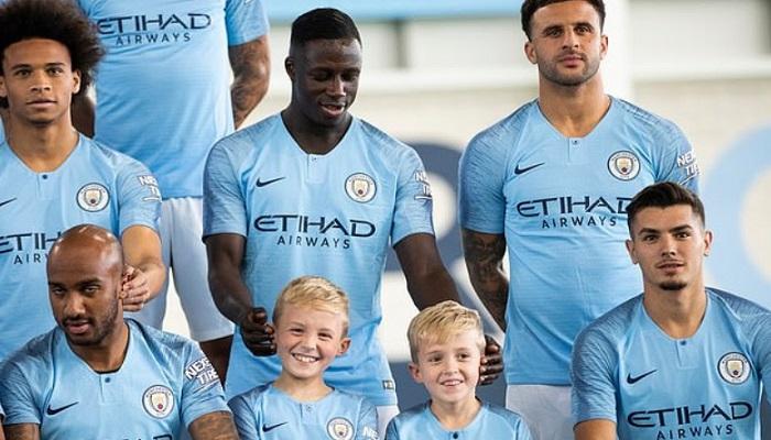 ميندي يداعب الأطفال