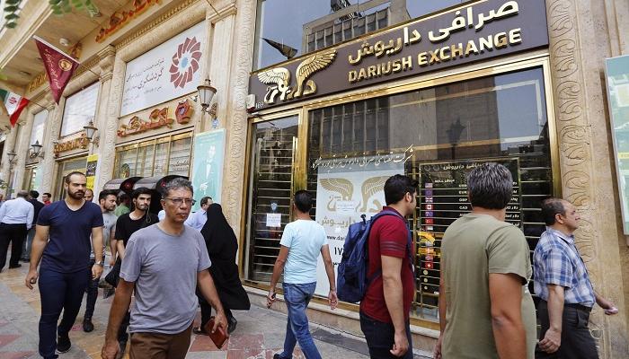هروب الشركات من إيران يفاقم أزمة سوق النقد
