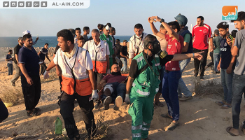 رجال الإسعاف يحملون مصابا فلسطينيا خلال التظاهرة البحرية بغزة