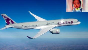 طائرة تابعة للخطوط الجوية القطرية وفي الإطار صورة للطفل