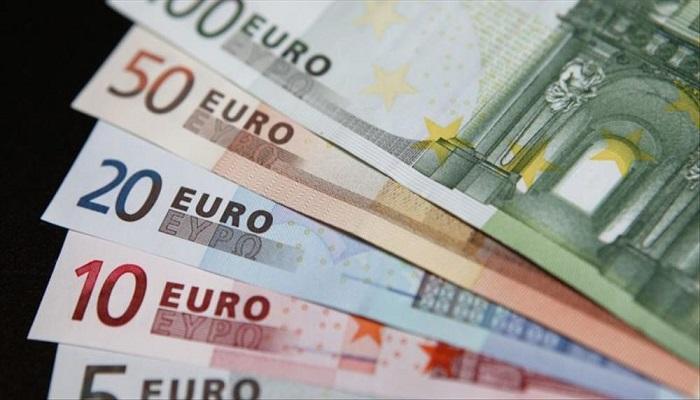 اليورو يهبط مقابل الدولار