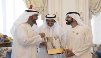أثناء تسلم كتاب "أم كلثوم في أبوظبي"