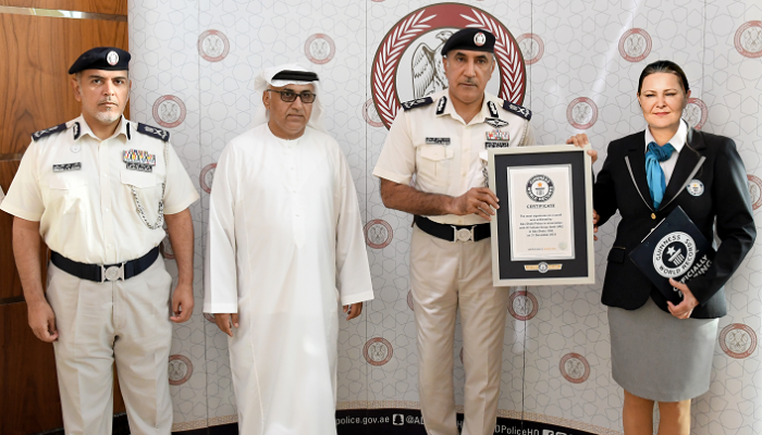 شرطة أبوظبي تدخل غينيس بأكبر رسالة حب لـ