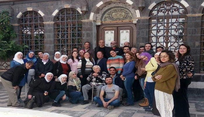 محمد محفل مع أساتذة وطلبة معهد شايو للدراسات العليا في مجال الآثار