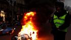 "السترات الصفراء" تحرق سيارات في باريس وسط هتافات معادية للإعلام