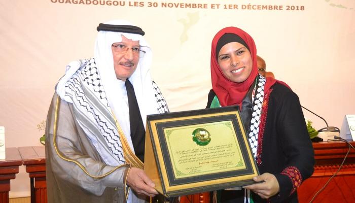 هبة الهندي لحظة تسلمها الجائزة