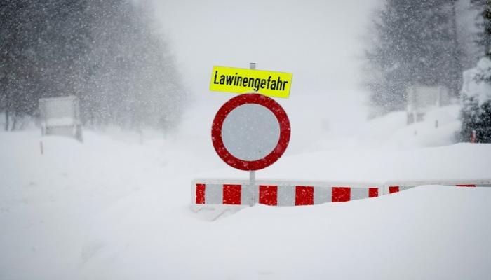 لوحة تحذر من خطر الانهيارات الثلجية في النمسا