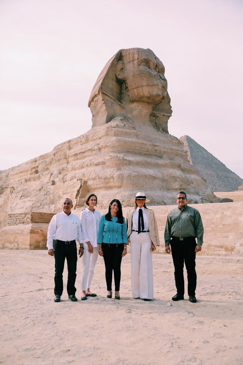 ميلانيا ترامب قرينة الرئيس الأمريكي عند الأهرامات برفقة وزيرة السياحة المصرية