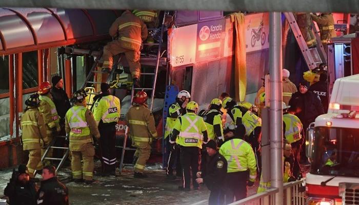 حافلة تقتحم محطة للحافلات في مدينة أوتاوا الكندية