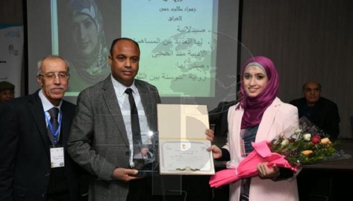 الكاتبة العراقية زهراء طالب خلال تسلُّمها الجائزة