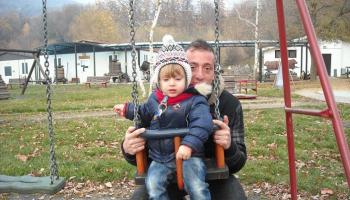 الطفل مع صديق الوالدة قبل الحادث - صورة أرشيفية