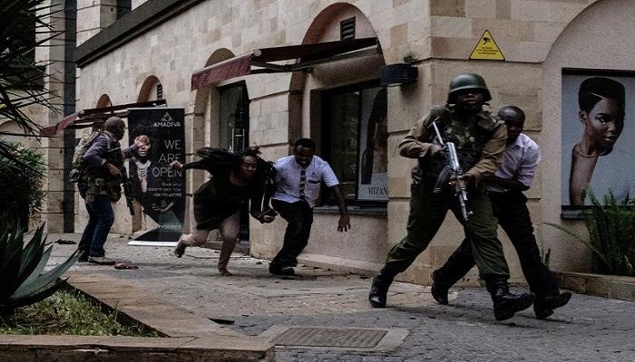 جانب من عملية إجلاء المحتجزين في الفندق بنيروبي